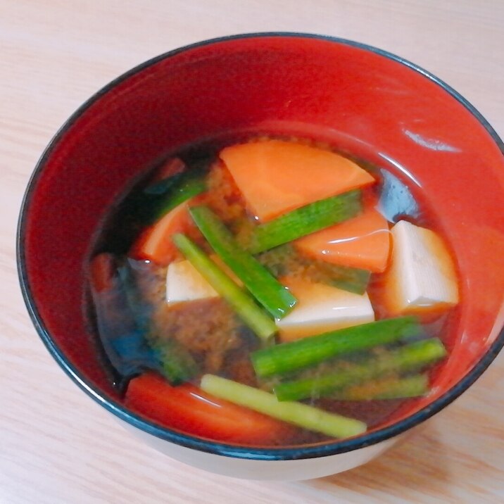 豆腐と人参とニラの味噌汁